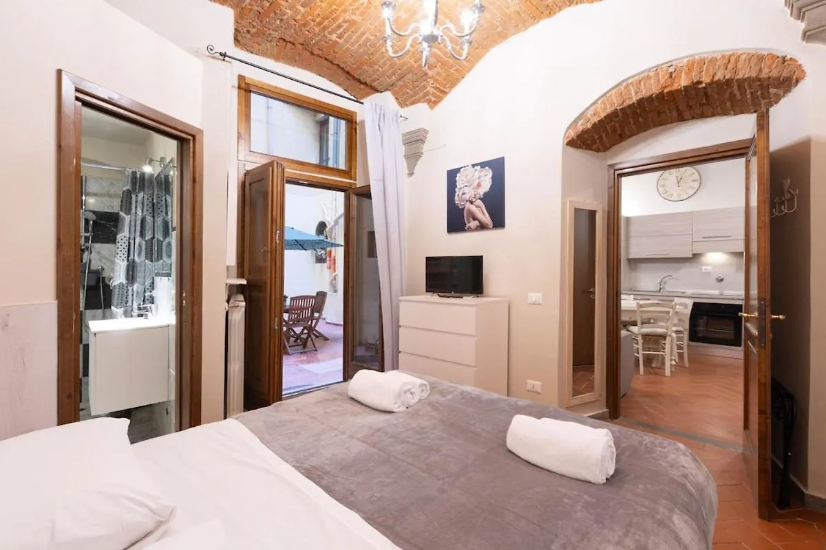 Private Garden Central Apartment Florence