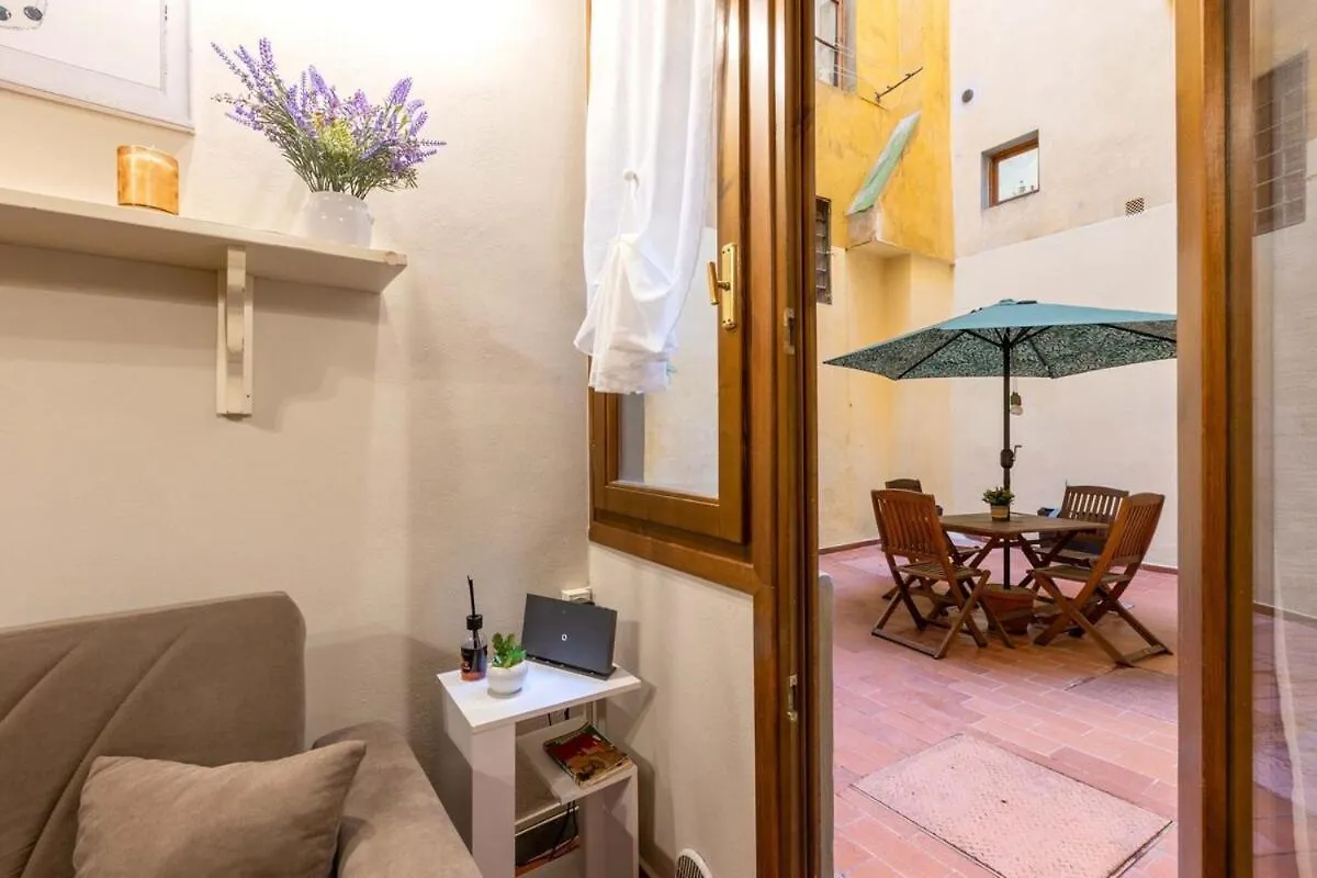 Private Garden Central Apartment Florence